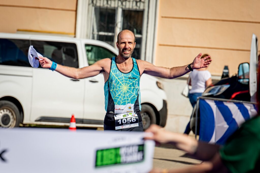 Marian Pavuk v cieli 118 kilometrového behu Košice – Miškolc 2026.